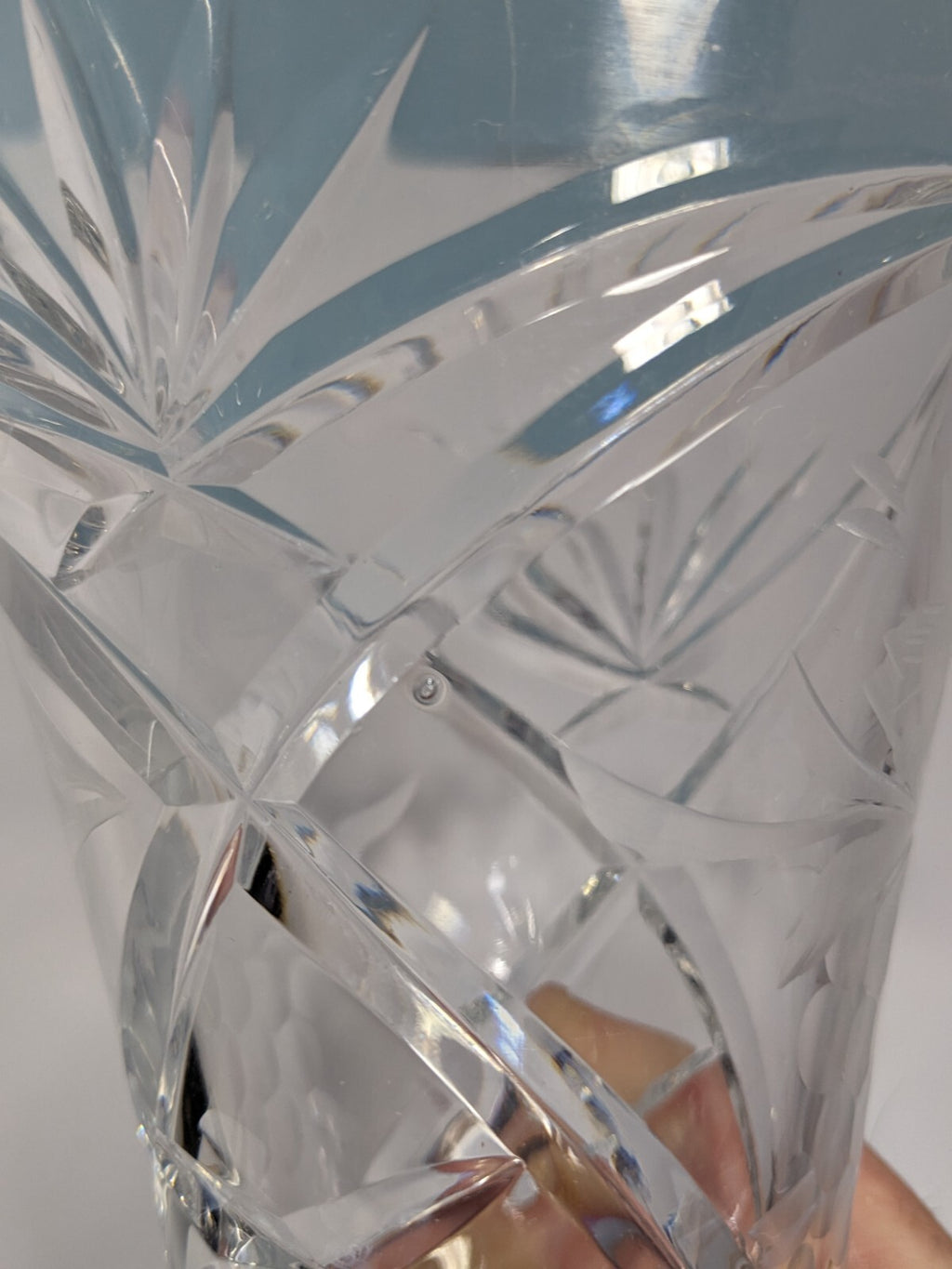 Heavy 7″ Crystal Vase with Etched Grape Cluster & Star Base – Elegant Vintage