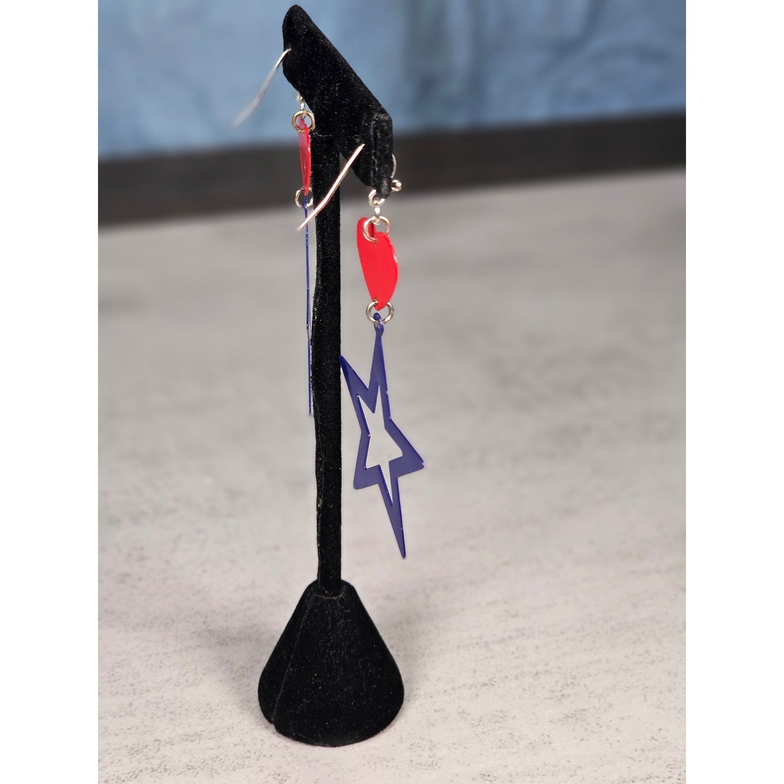 Vintage Patriotic Heart & Star Dangle Earrings – Red White Blue