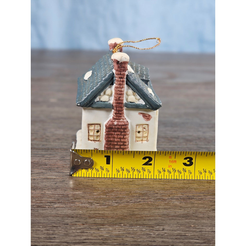 Vintage Dickens Village Queen's Inn Ceramic House Ornament Reader's Digest 1992