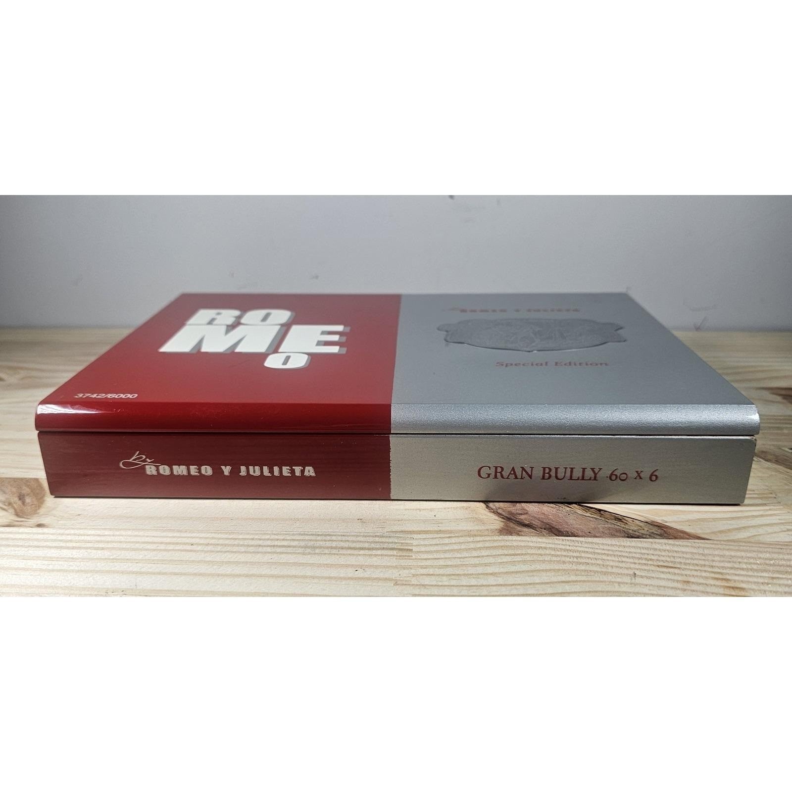 Romeo y Julieta Gran Bully Cigar Box Red Silver Hinged Case