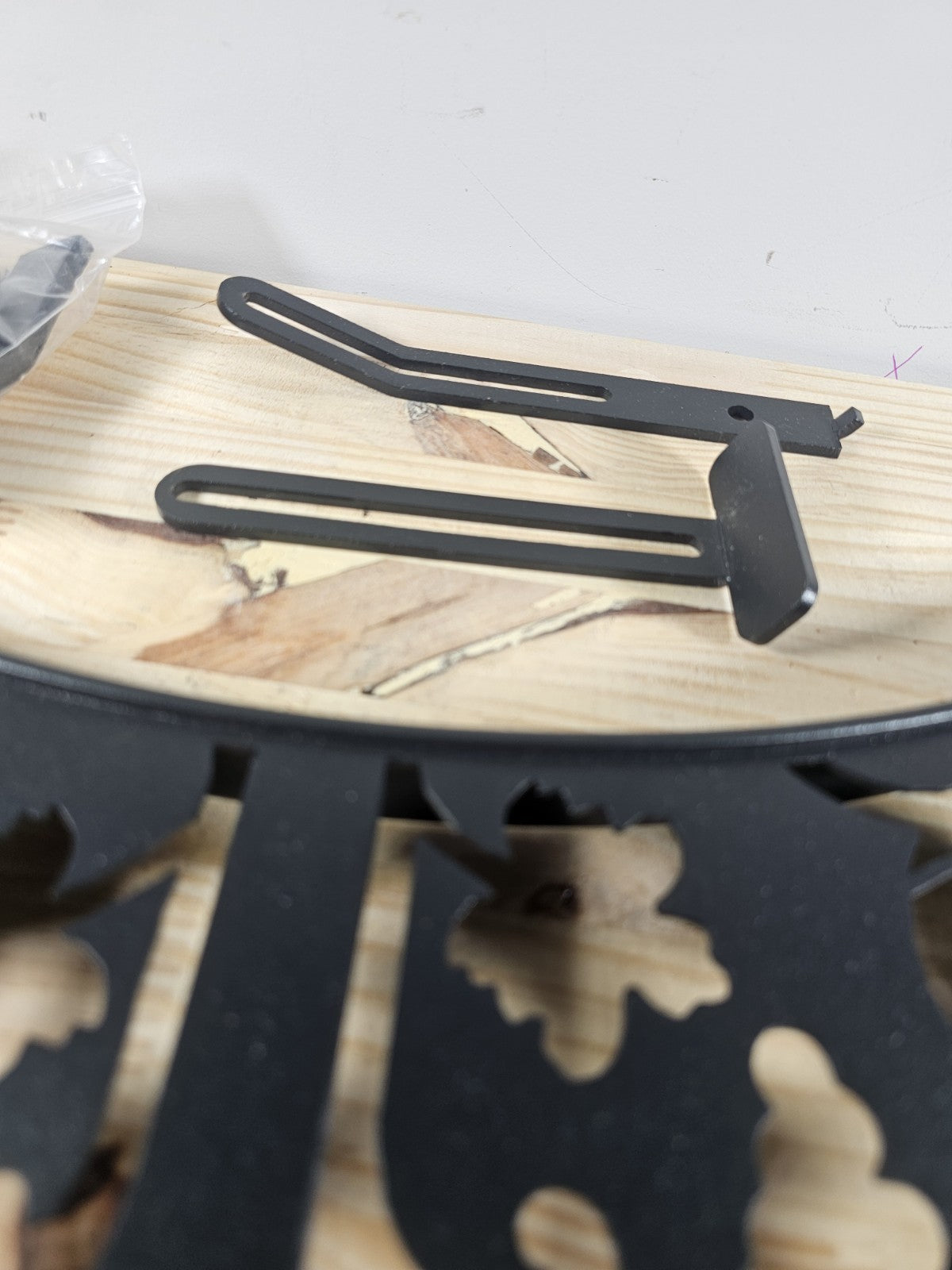 Floral Design Iron Tabletop Stand For Garden Pots Heavy & Durable Black Finish W