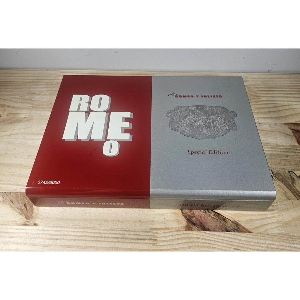 Romeo y Julieta Gran Bully Cigar Box Red Silver Hinged Case