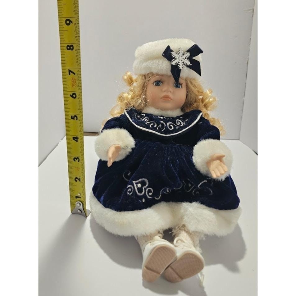 Vintage Porcelain Doll Lisa Musical Animated Holiday Collector Doll