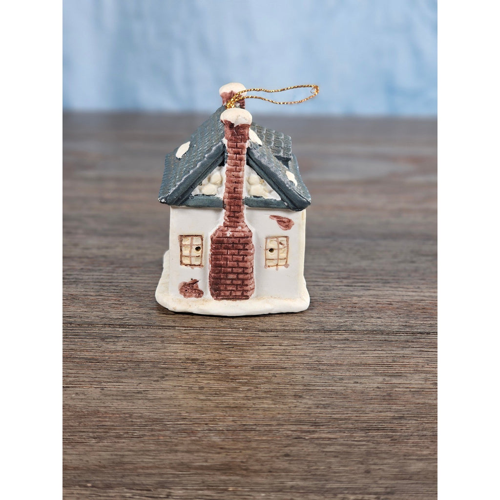 Vintage Dickens Village Queen's Inn Ceramic House Ornament Reader's Digest 1992