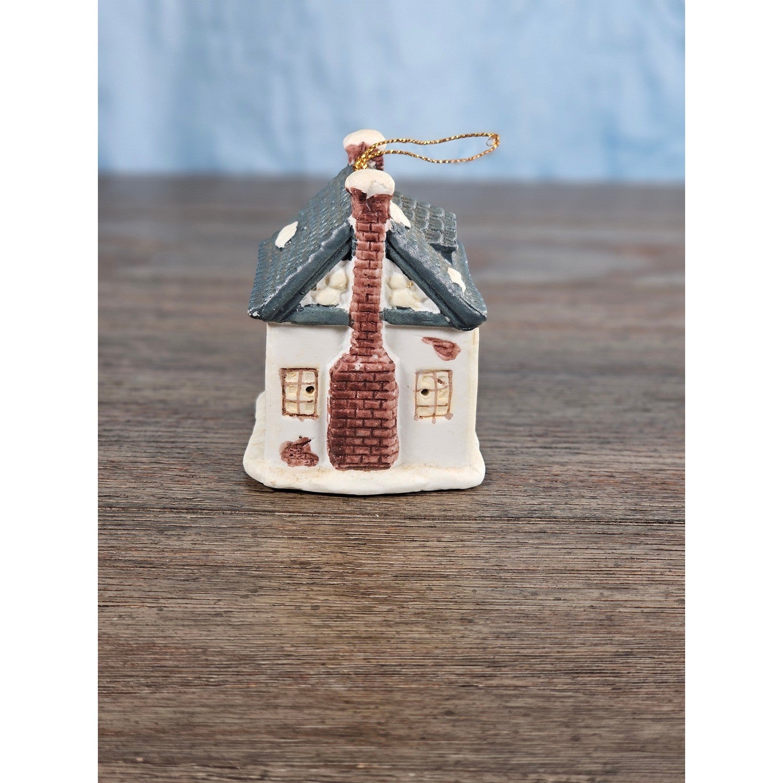 Vintage Dickens Village Queen's Inn Ceramic House Ornament Reader's Digest 1992