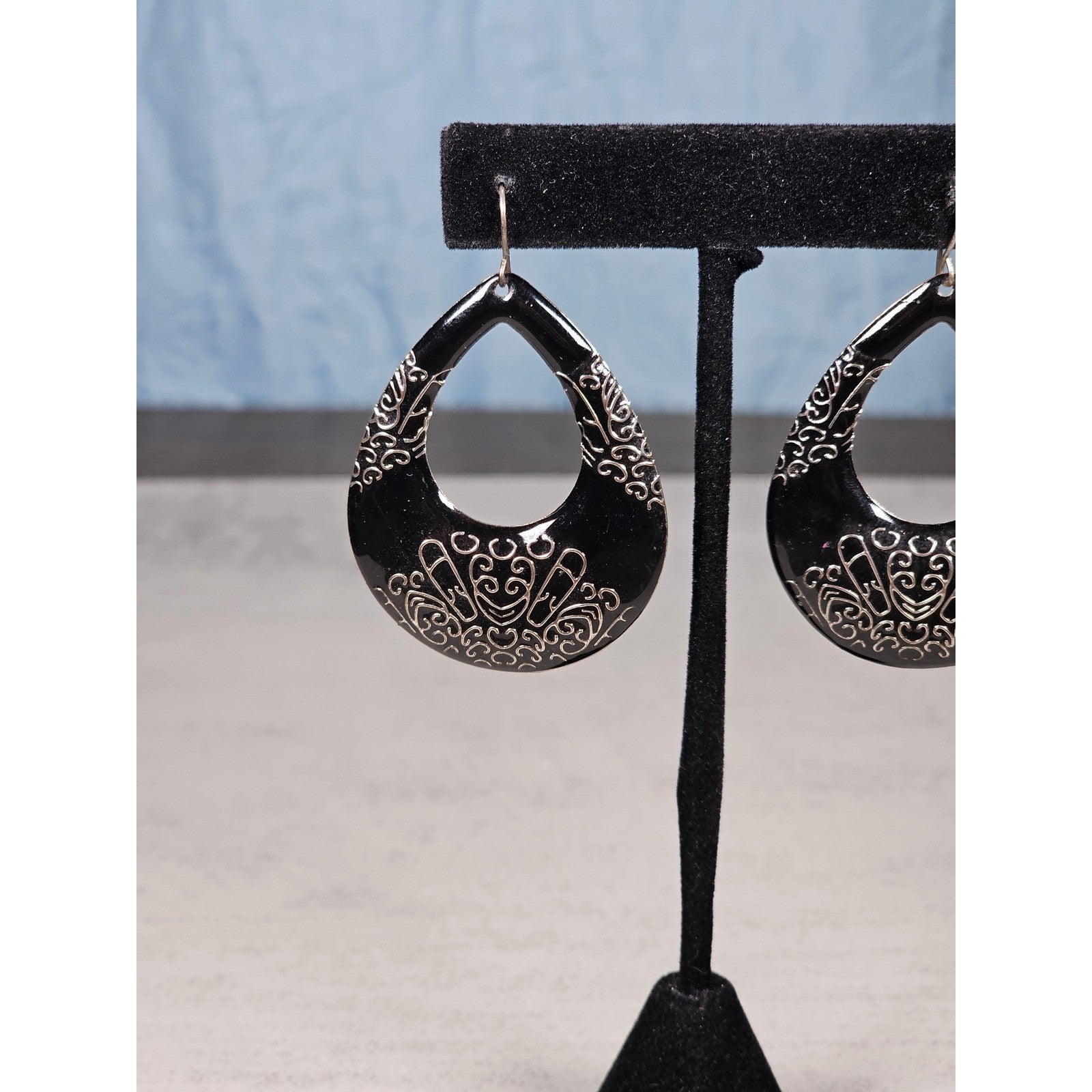 Vintage Black Teardrop Dangle Earrings with Etched Scroll Design