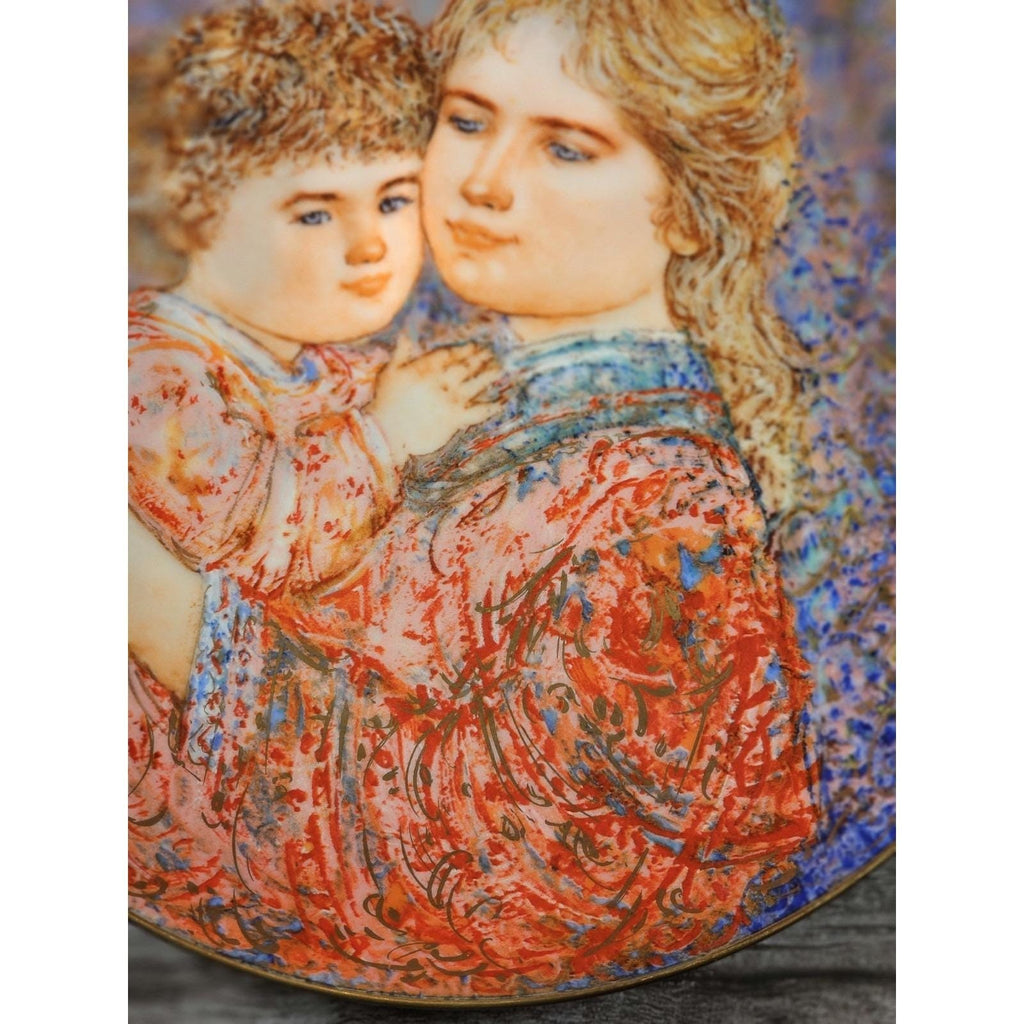 1985 Edna Hibel Mother and Child Plate "Erica & Jamie" Knowles 8.5"