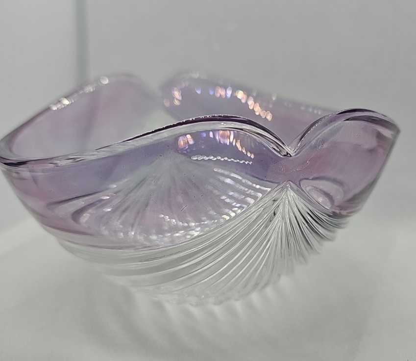 VINTAGE 1980s RIBBED GLASS SATIN EDGE BOWL ENTERTAINING SERVING DISH Purple Hue