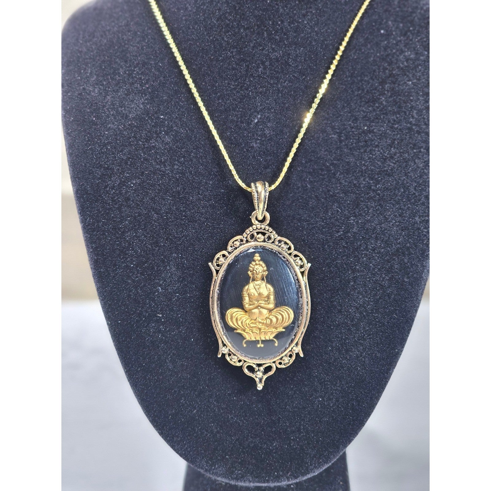 Vintage Gold Tone Buddha Cameo Pendant Necklace Black Oval Medallion