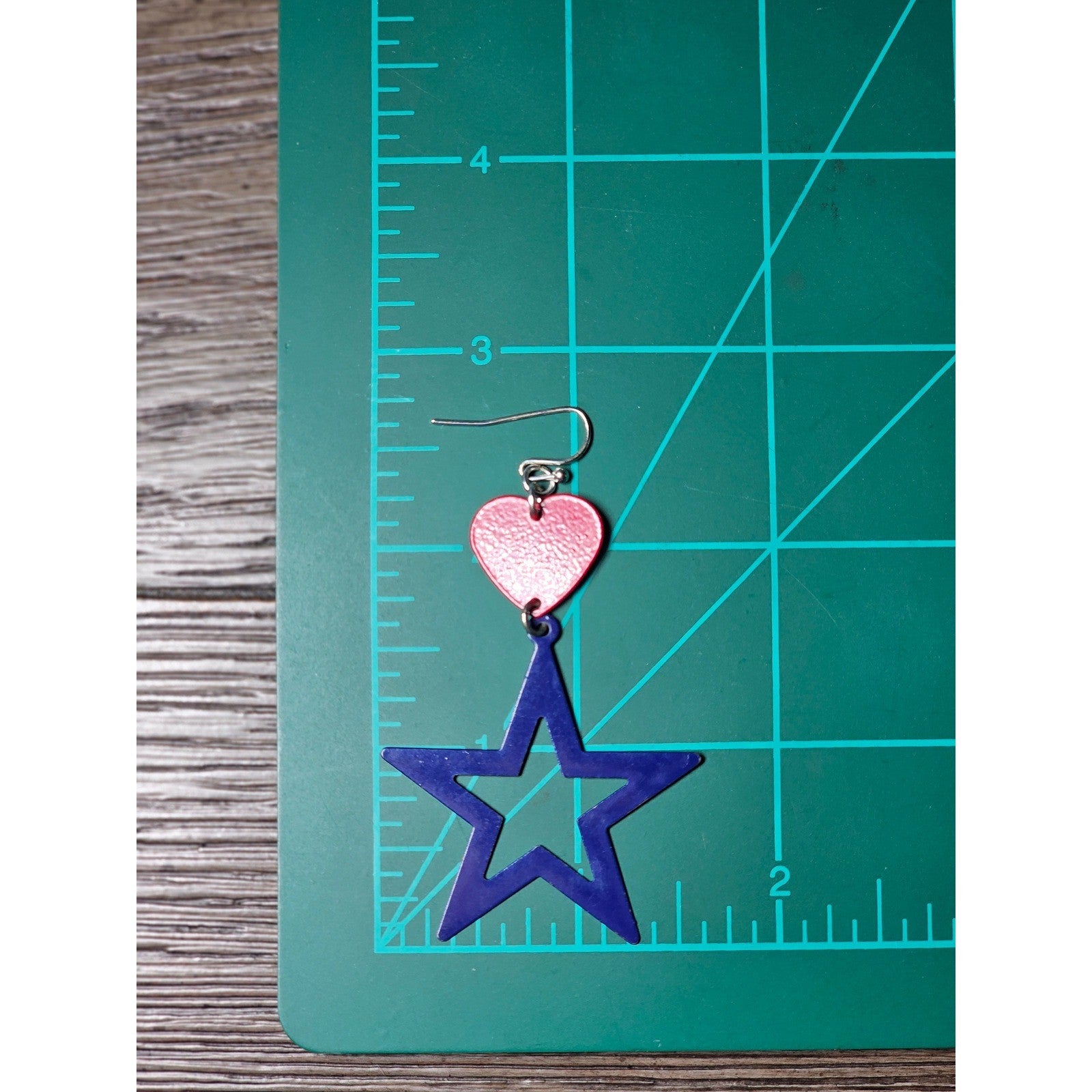 Vintage Patriotic Heart & Star Dangle Earrings – Red White Blue