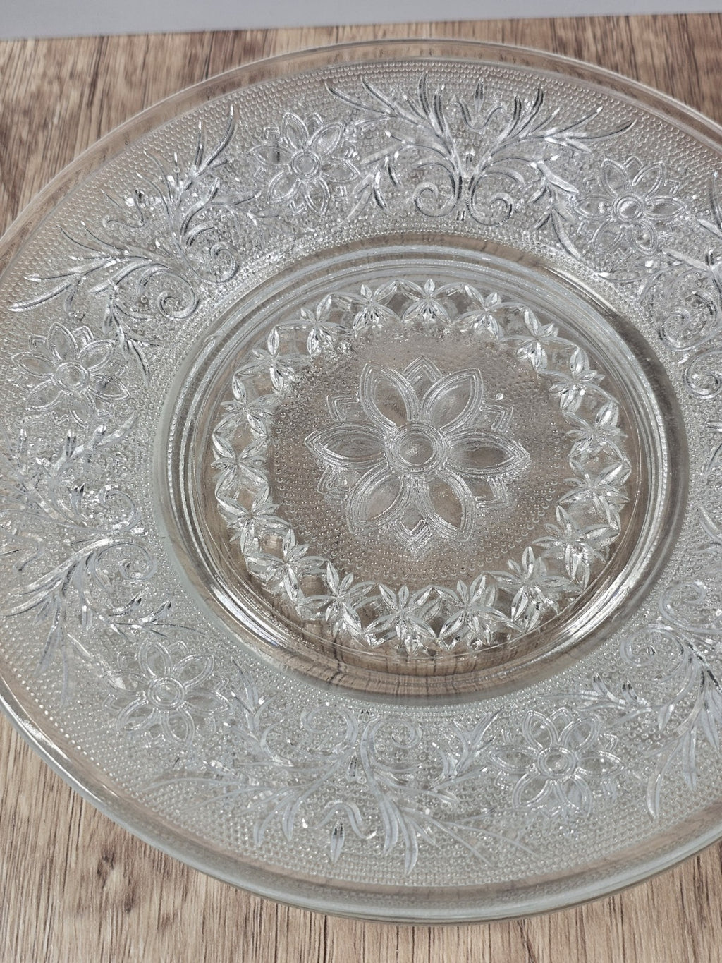 Set Of 4 Anchor Hocking Sandwich Glass Salad Plates Clear Vintage Floral Design
