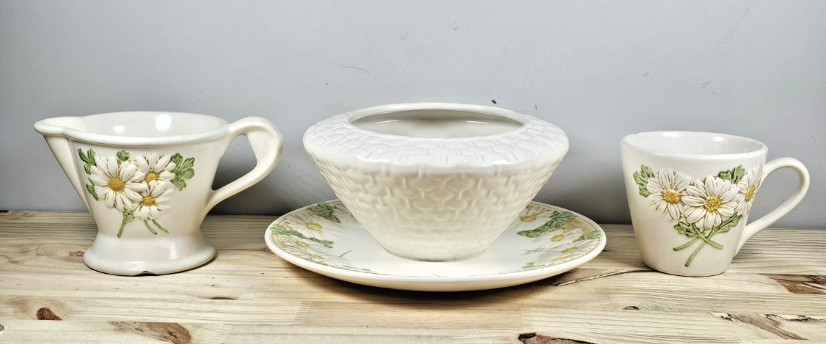 Metlox Poppytrail Sculptured Daisy GRAVY CREAMER COFFEE CUP USA California