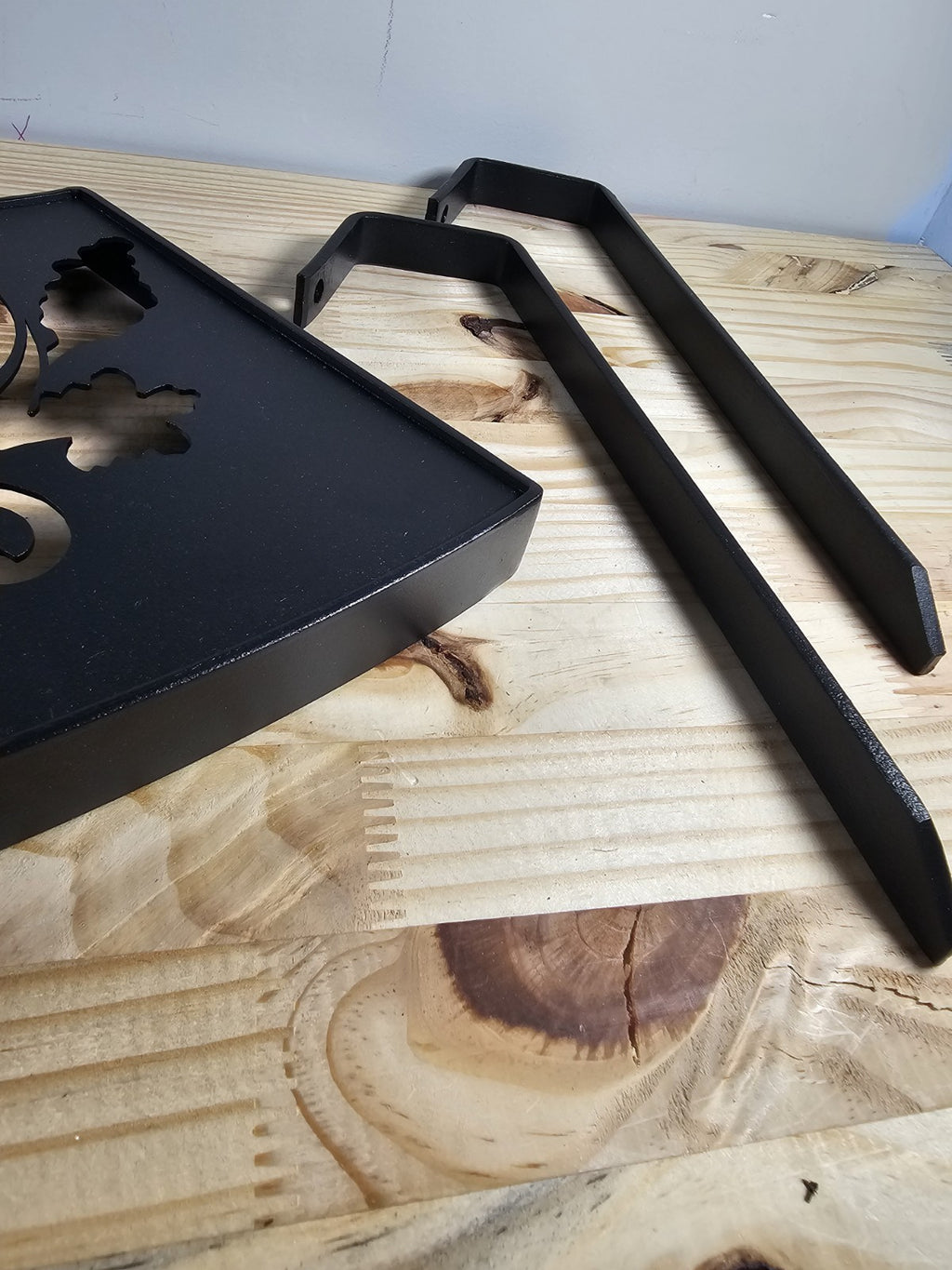 Floral Design Iron Tabletop Stand For Garden Pots Heavy & Durable Black Finish W