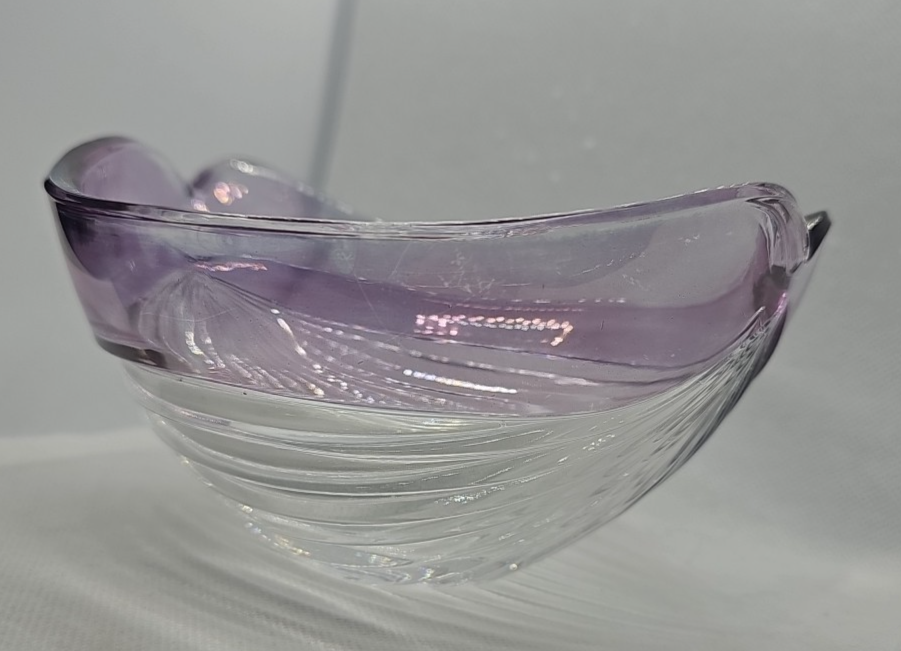 VINTAGE 1980s RIBBED GLASS SATIN EDGE BOWL ENTERTAINING SERVING DISH Purple Hue