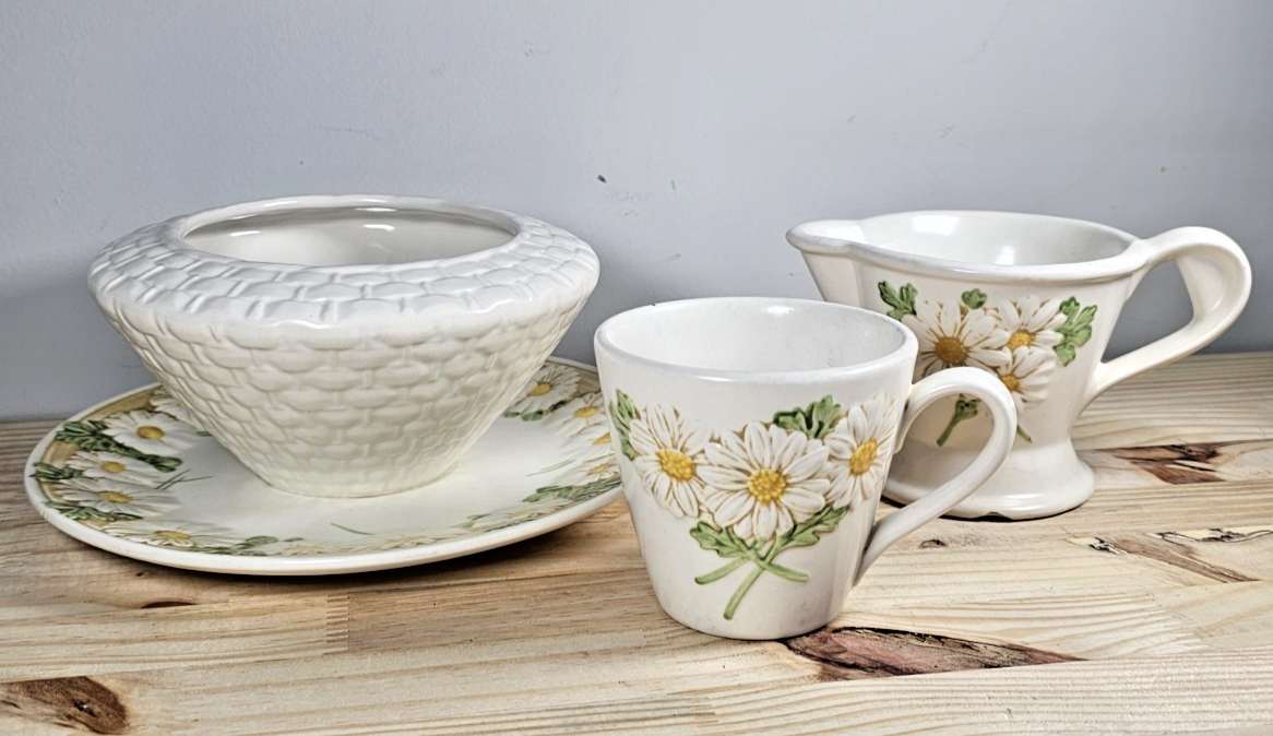 Metlox Poppytrail Sculptured Daisy GRAVY CREAMER COFFEE CUP USA California