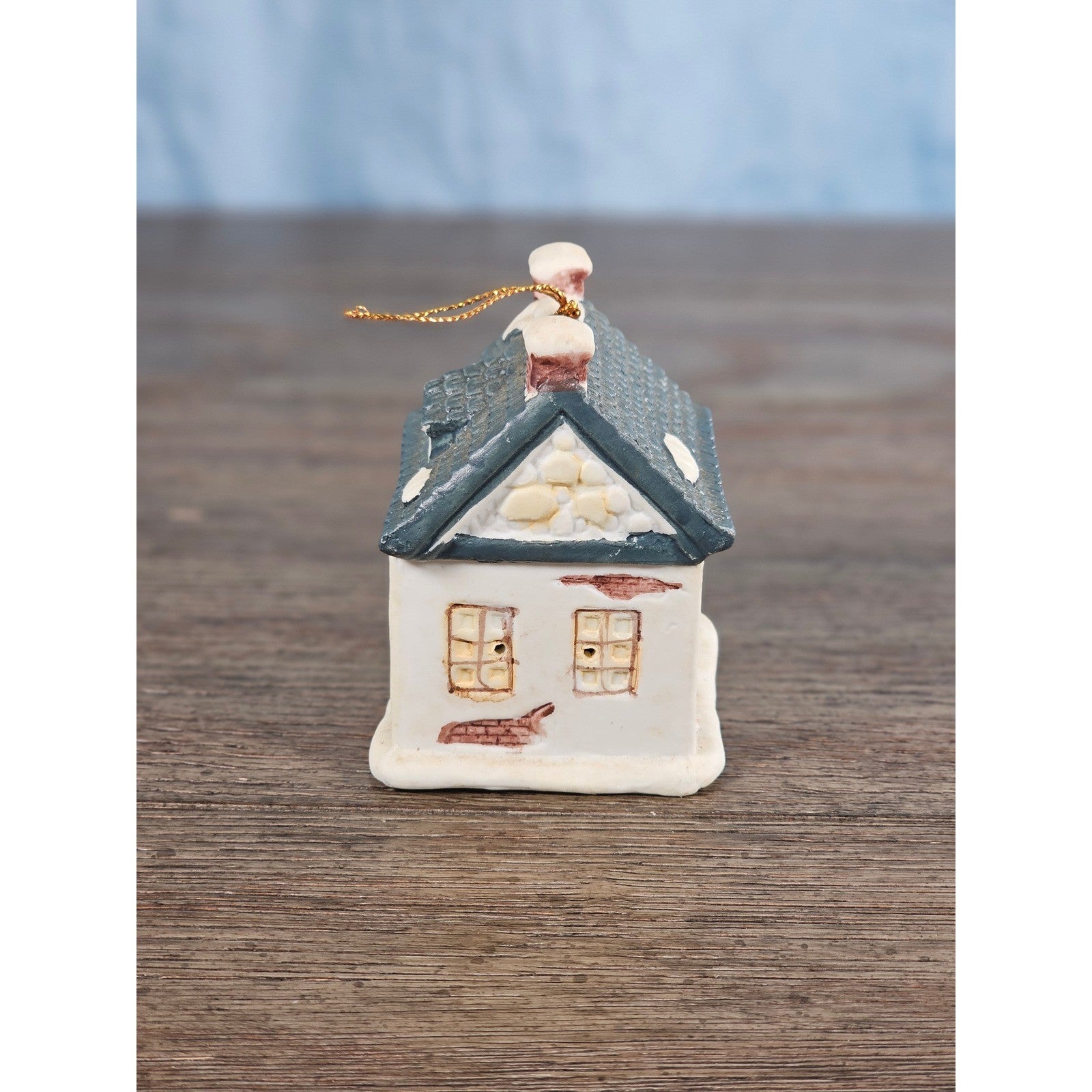 Vintage Dickens Village Queen's Inn Ceramic House Ornament Reader's Digest 1992