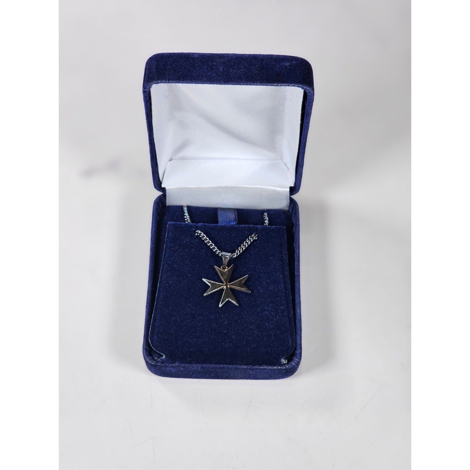 Vintage Maltese Cross Pendant Necklace w Velvet Gift Case