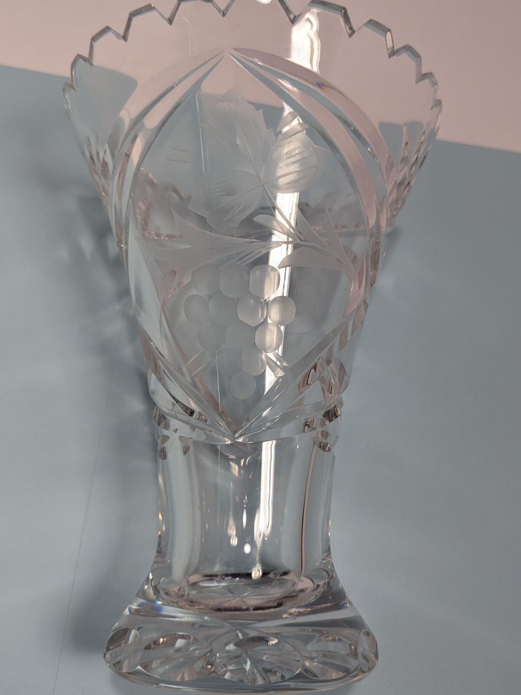 Heavy 7″ Crystal Vase with Etched Grape Cluster & Star Base – Elegant Vintage