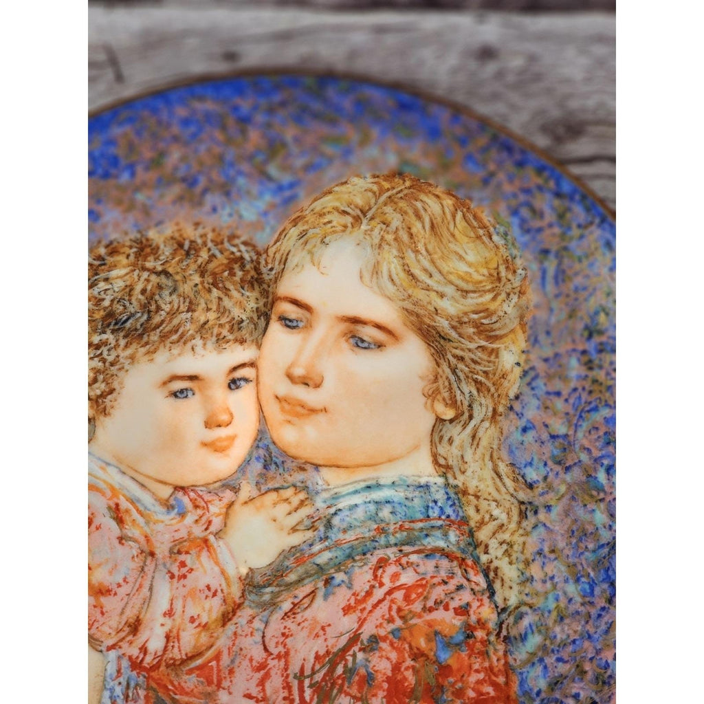 1985 Edna Hibel Mother and Child Plate "Erica & Jamie" Knowles 8.5"