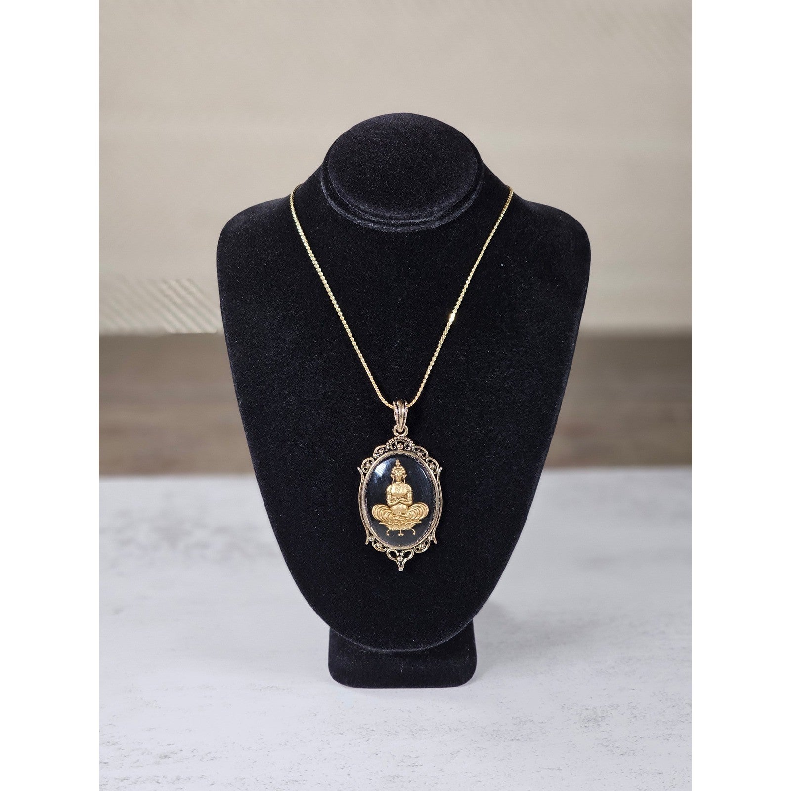 Vintage Gold Tone Buddha Cameo Pendant Necklace Black Oval Medallion
