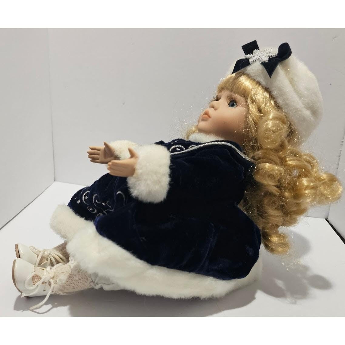 Vintage Porcelain Doll Lisa Musical Animated Holiday Collector Doll
